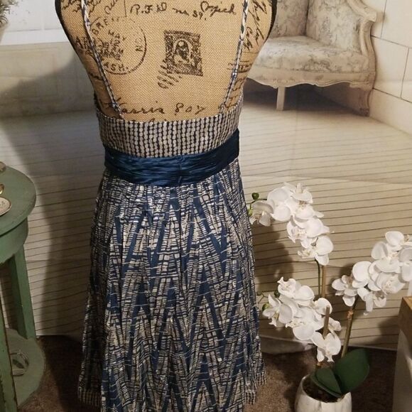 BCBGMAXAZRIA SILK DRESS In Excellent Condition - Picture 4 of 6